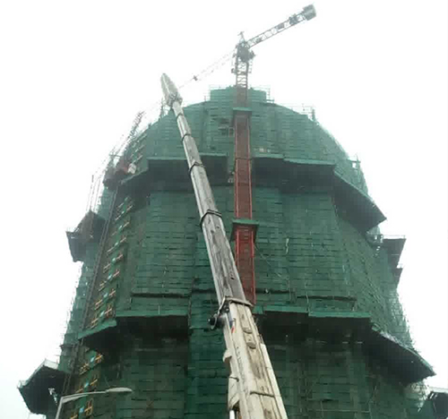 饶平吊车在工地上作业